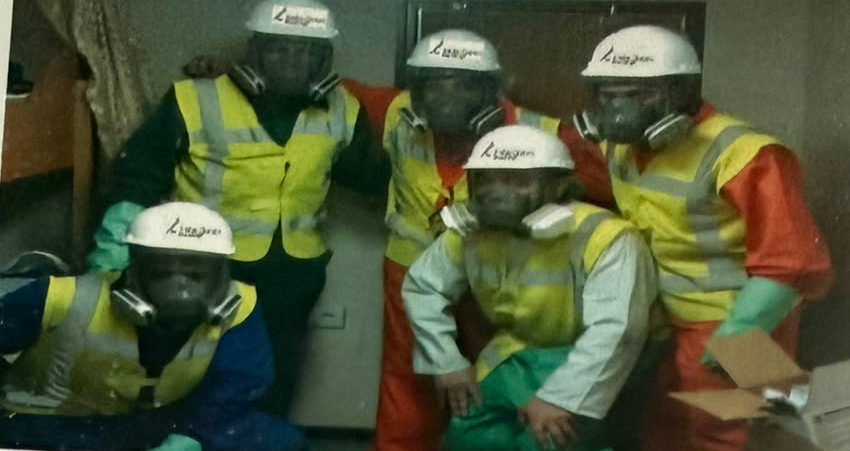 Het team van Irmãos Cleaners in beschermende kleding en met ademhalingsbescherming, klaar om te beitsen en passiveren